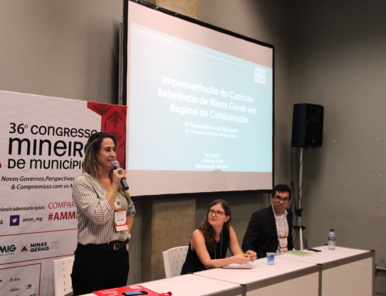 A subsecretária de Desenvolvimento da Educação Básica da SEE, Geniana Guimarães, em apresentação aos gestores municipais durante encontro sobre o Currículo Referência de Minas Gerais no 36º Congresso Mineiro de Municípios. Foto: Franciele Xavier